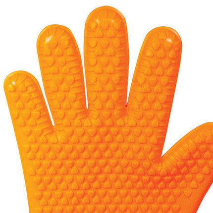 Heat resistant silicone glove with nonslip heart-shaped design for safe cooking.