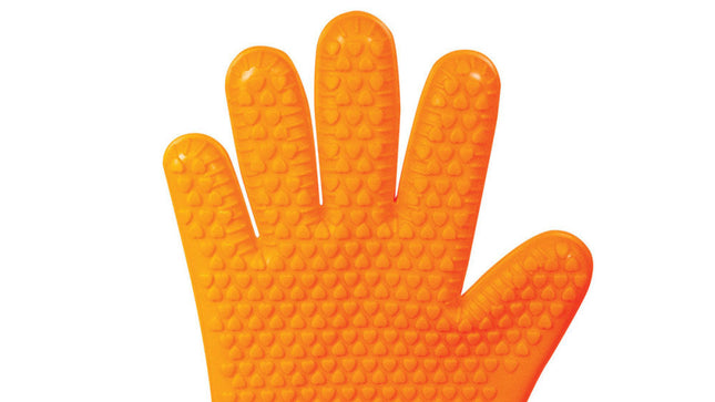Heat resistant silicone glove with nonslip heart-shaped design for safe cooking.